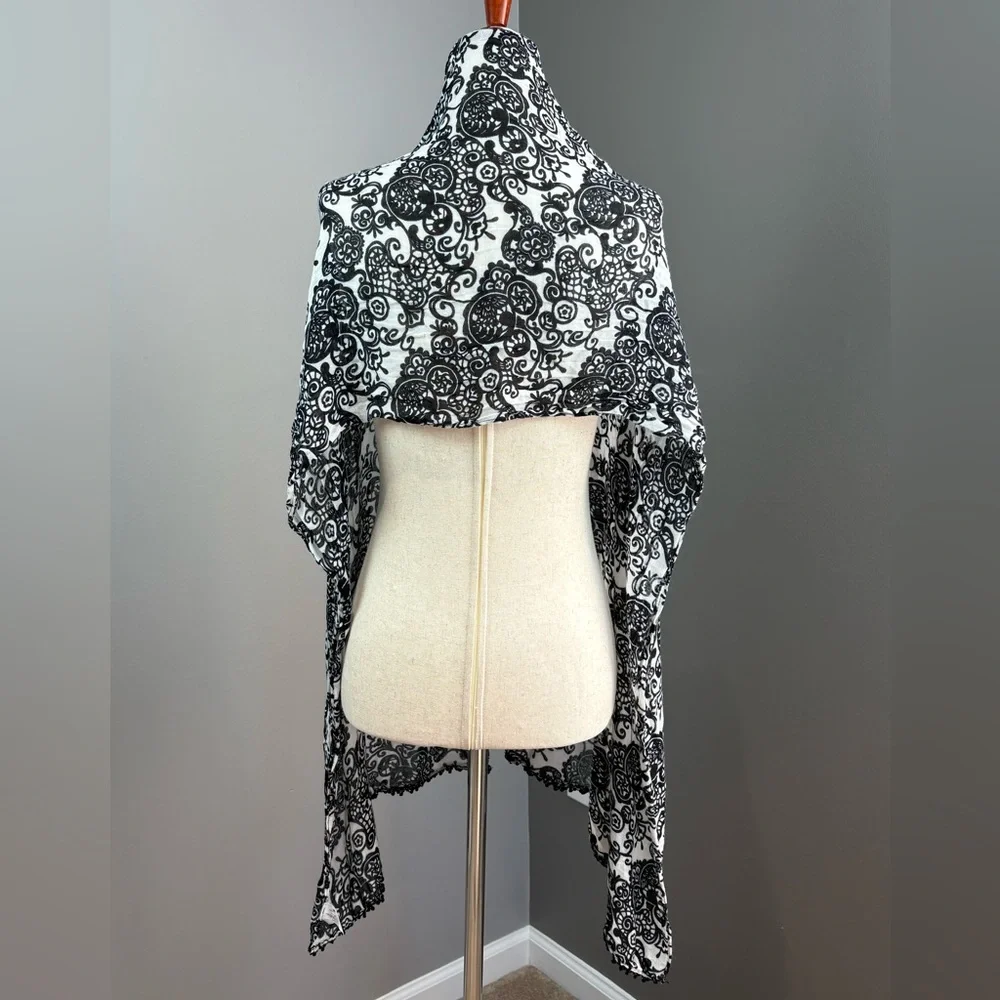 Disney Parks Mickey Mouse Scarf Black & White Tassel Fringe Very Pretty Design